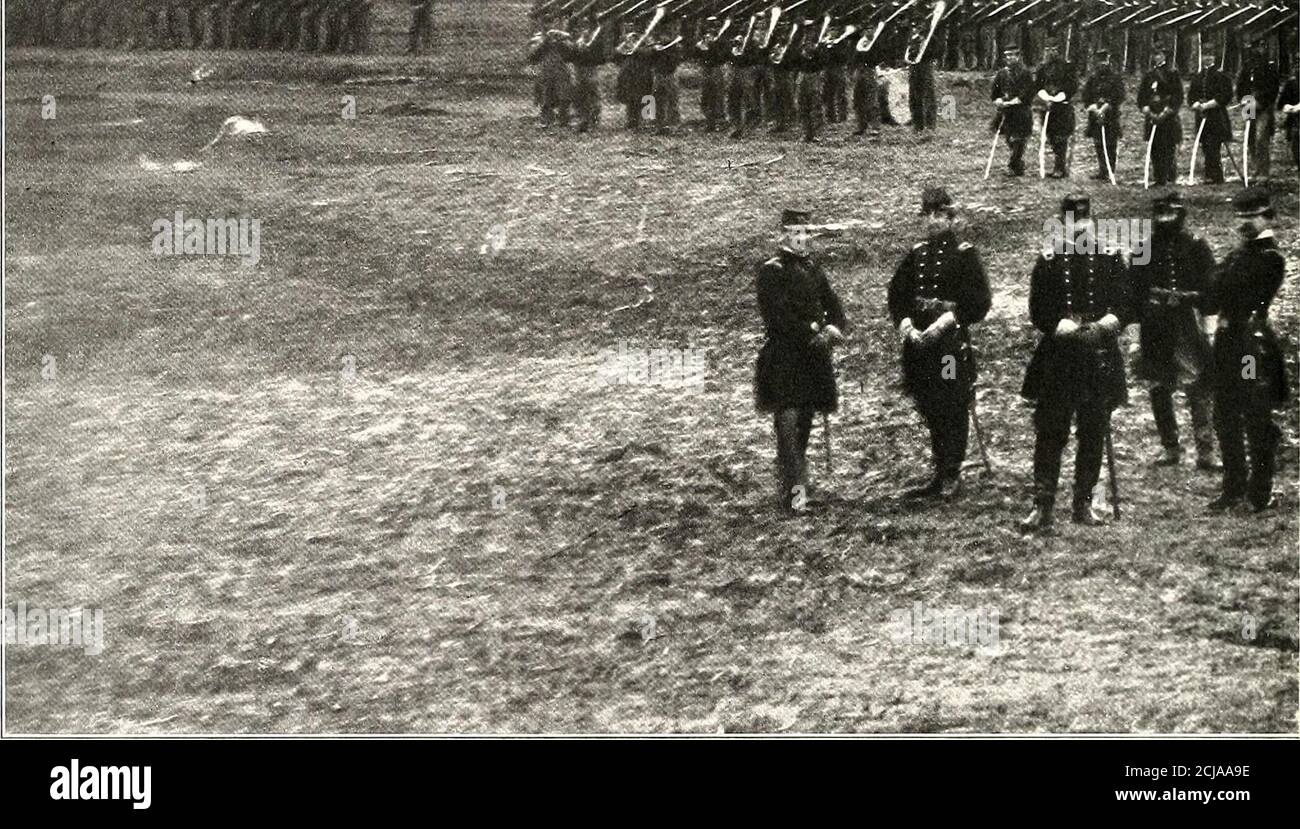 . L'histoire photographique de la guerre civile : en dix volumes . [ ■ *s^«p f 1 ^ A* ^Bfirite&anfc ...a^K, &^*1 i*#*SP l^s •x^2 p/ ™ ^^j| W • / ^FSF- &gt; ^/N &. L'EXPÉRIENCE ITU ST les hommes sur le défilé de robe ici, dans 18G2, sont beaucoup plus intelligents, avec leur bande et gants blancs, leurs uniformes immaculés et les chevaux d'une couleur, que les troopers dans le champ un an plus tard. On ne savait pas à ce moment-là à quel point la cavalerie était importante pour jouer dans la grande guerre. L'organisation de ce régiment de trois mois a été autorisée à contrecœur par le département de guerre à Washington. Ces arcs sont le septième Nouveau Banque D'Images