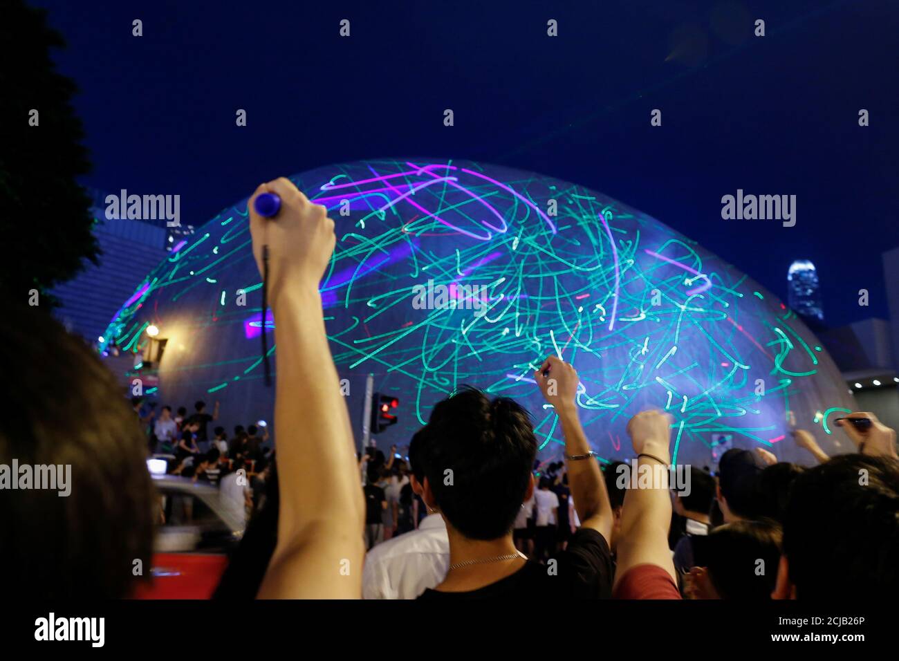 Les gens regardent les points de pointeurs laser se déplacer à travers la  façade du Musée spatial de Hong Kong lors d'une poudrière mise en scène  pour dénoncer l'affirmation des autorités selon