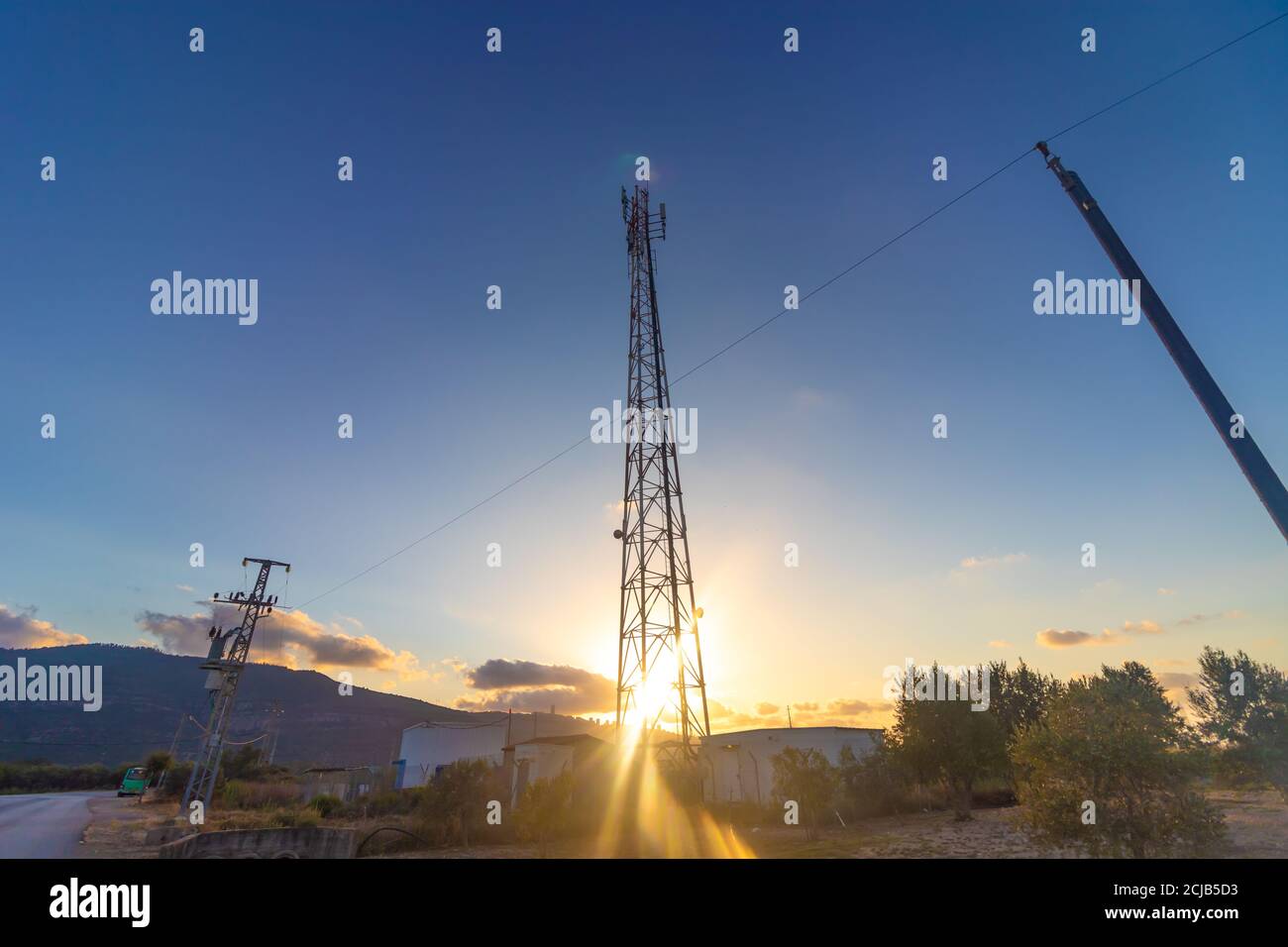 Antennes de communication dans le nord d'Israël sur toile de fond du coucher de soleil Banque D'Images