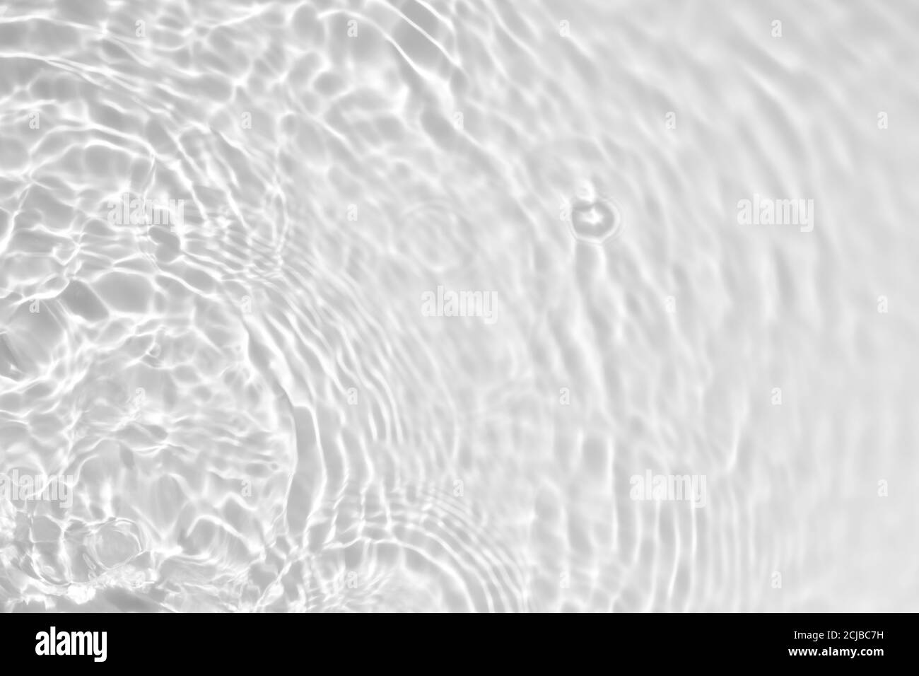 texture de surface de l'eau claire et calme, transparente et désaturée Banque D'Images