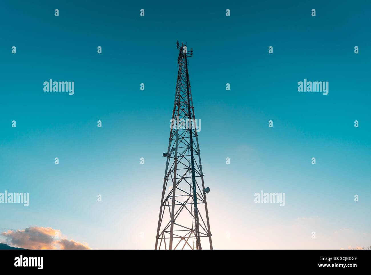 Antennes de communication dans le nord d'Israël sur toile de fond du coucher de soleil Banque D'Images
