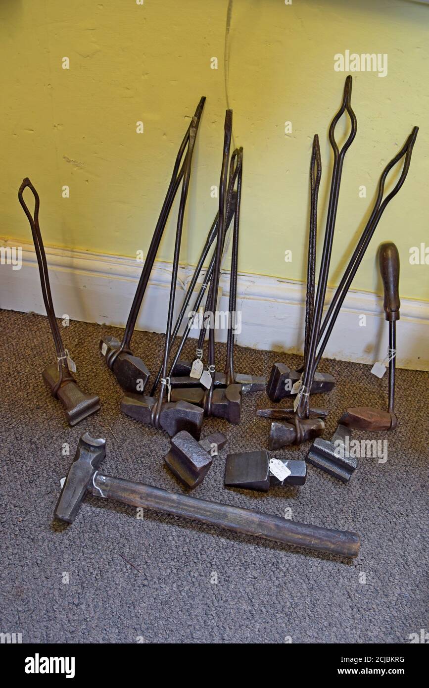 Une exposition d'outils de forgeron d'époque dans un centre d'antiquités de Leominster, Herefordshire Banque D'Images