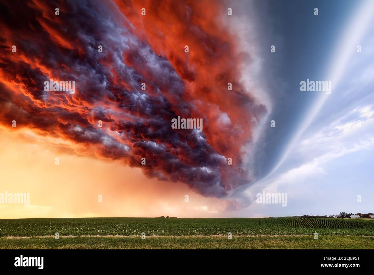 Paysage pittoresque avec ciel orageux avec nuage d'étagère spectaculaire au coucher du soleil près de Stapleton, Nebraska Banque D'Images