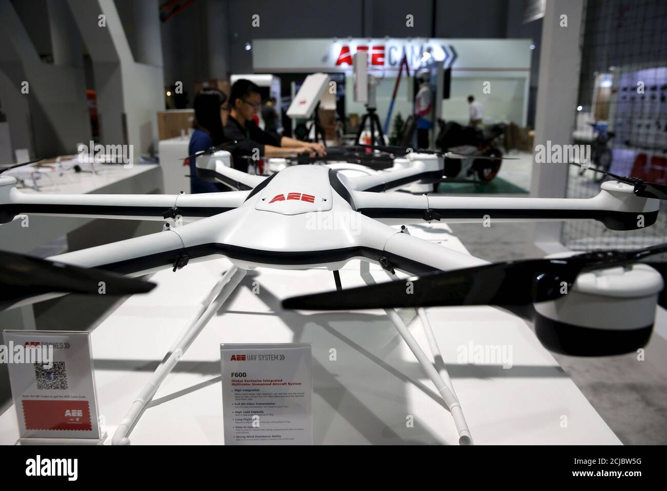 Les travailleurs ont mis en place une exposition commerciale de drones au  stand de la technologie AEE au Las Vegas Convention Center lors de la mise  en place du salon ces 2016