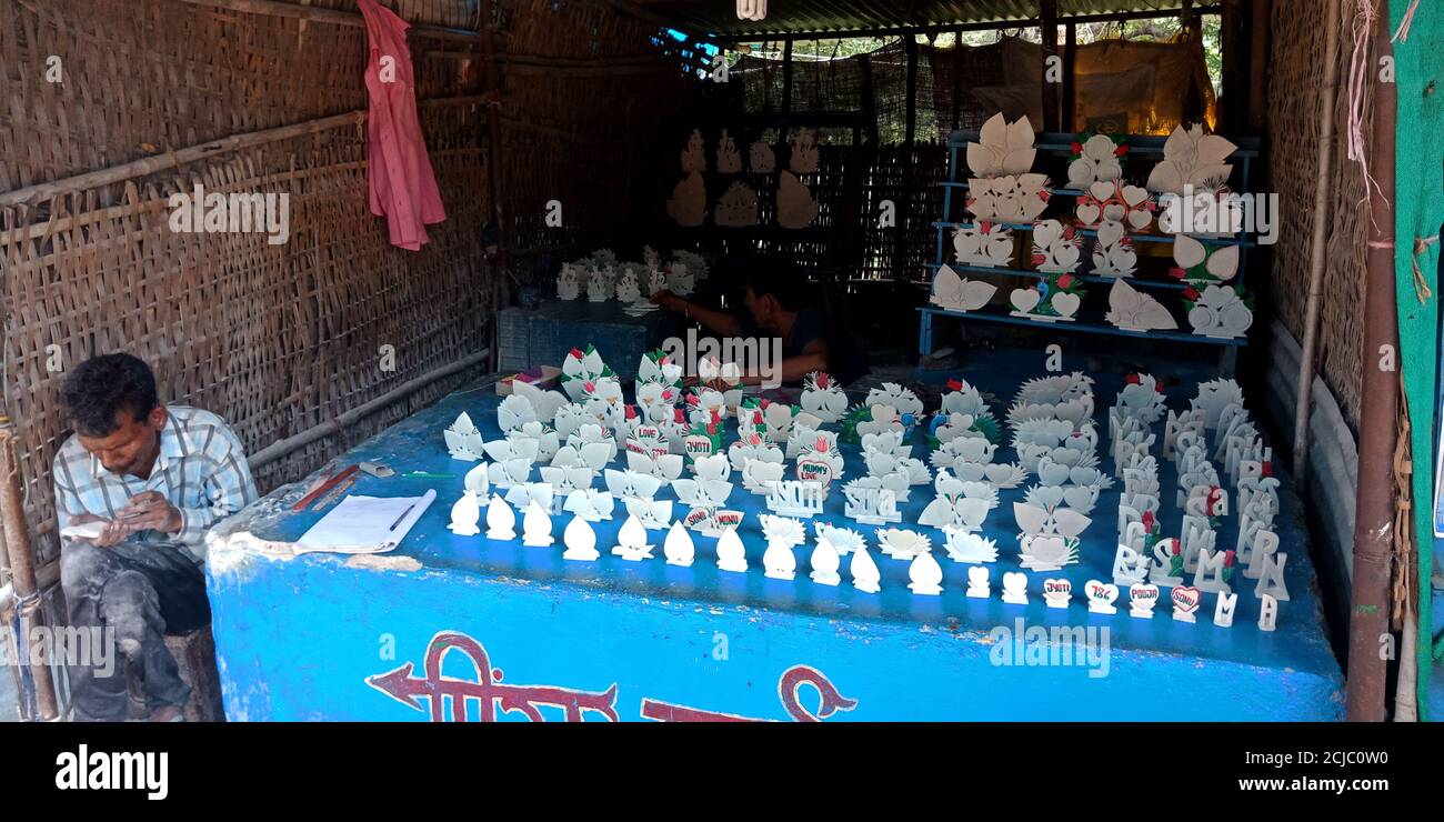 DISTRICT JABALPUR, INDE - 17 AOÛT 2019 : objets artisanaux en pierre marbres présentés à la vente à la rue de la rivière Narmada. Banque D'Images