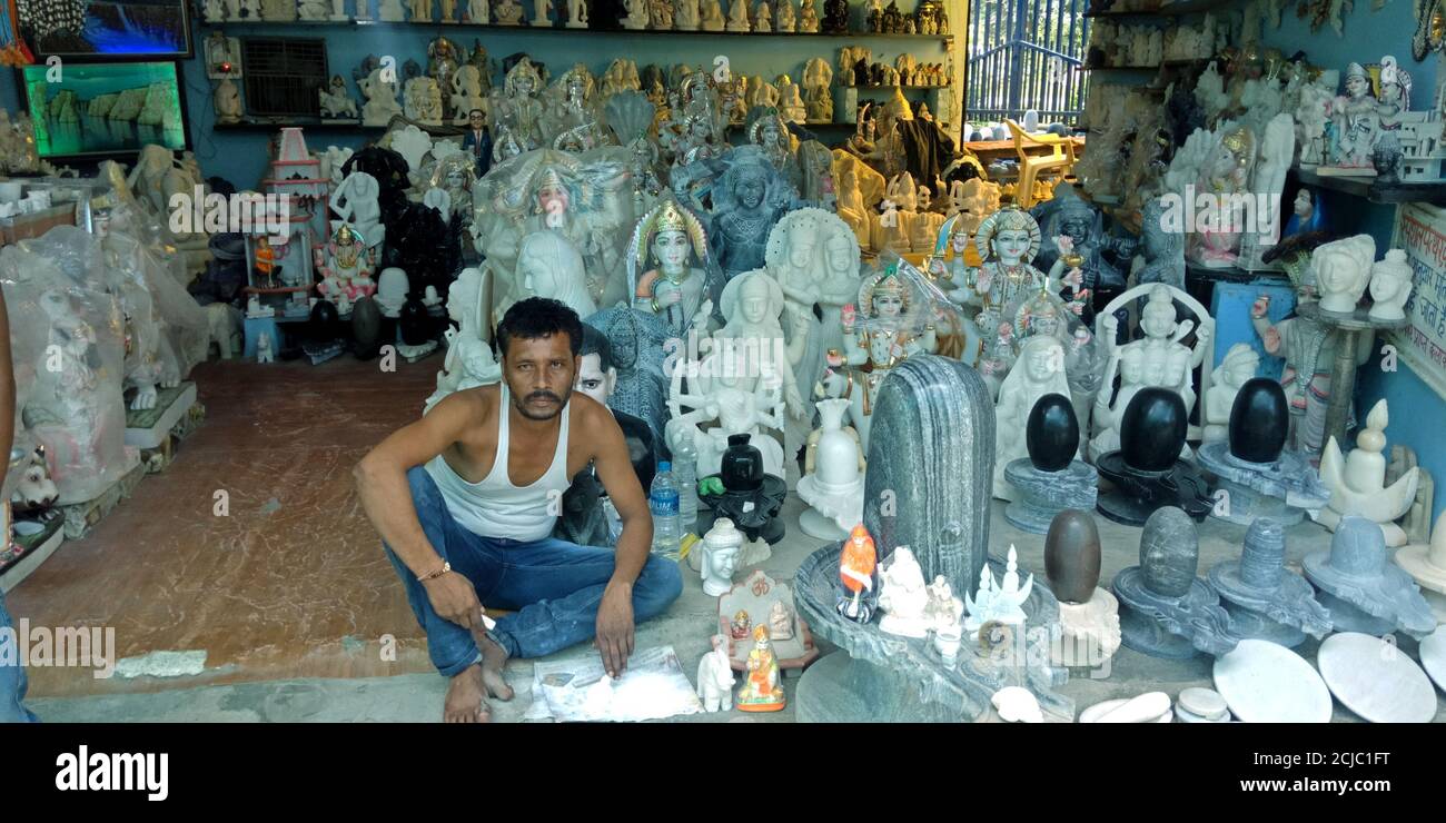 QUARTIER JABALPUR, INDE - 17 AOÛT 2019 : commerçant asiatique vendant la statue des dieux hindous de pierre Marbles à la rue de la rivière Narmada. Banque D'Images