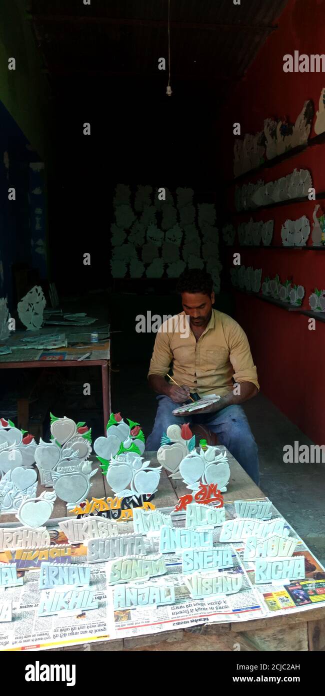 DISTRICT JABALPUR, INDE - 17 AOÛT 2019 : un commerçant asiatique créant la statue d'artisanat en pierre Marbles au magasin de rue de la rivière Narmada. Banque D'Images