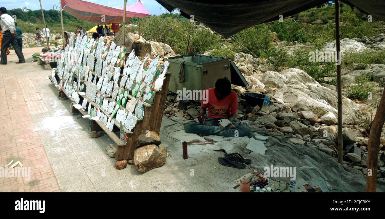 DISTRICT DE JABALPUR, INDE - 17 AOÛT 2019 : artiste de village asiatique créant la statue d'artisanat en pierre Marbles dans la rue de la rivière Narmada. Banque D'Images