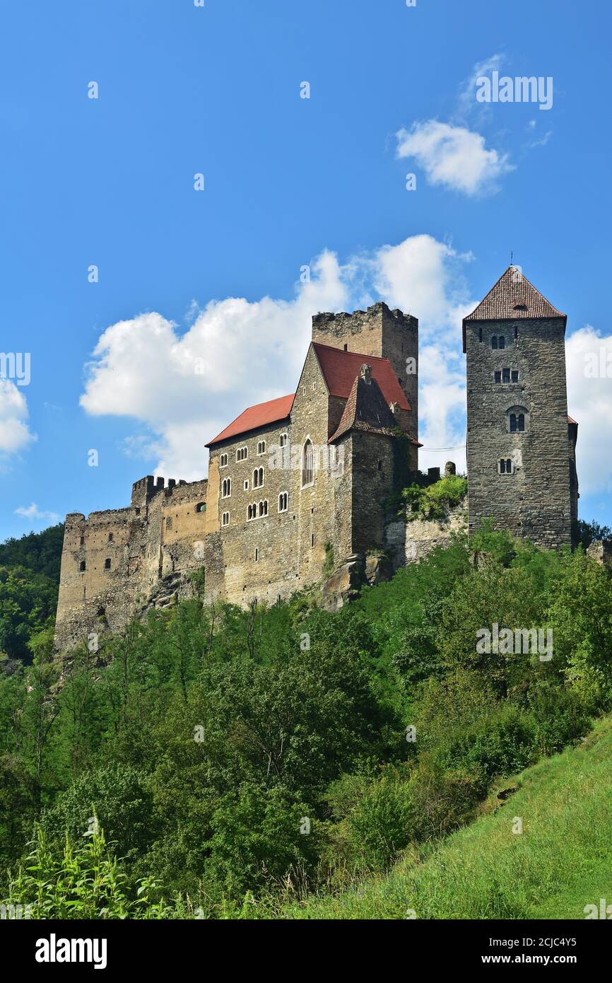 Vue sur le château de Hardegg dans le parc national Thayatal / Podyji Autriche, vertical Banque D'Images