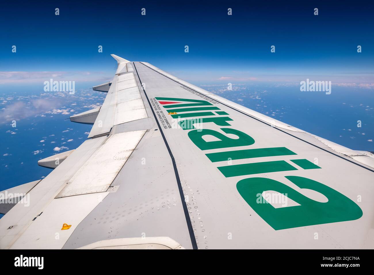 Aile gauche d'un Airbus A319 d'Alitalia en vol Banque D'Images