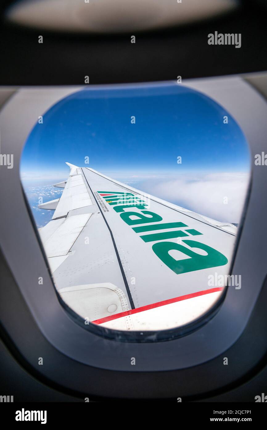 Aile gauche d'un Airbus A319 d'Alitalia en vol Banque D'Images
