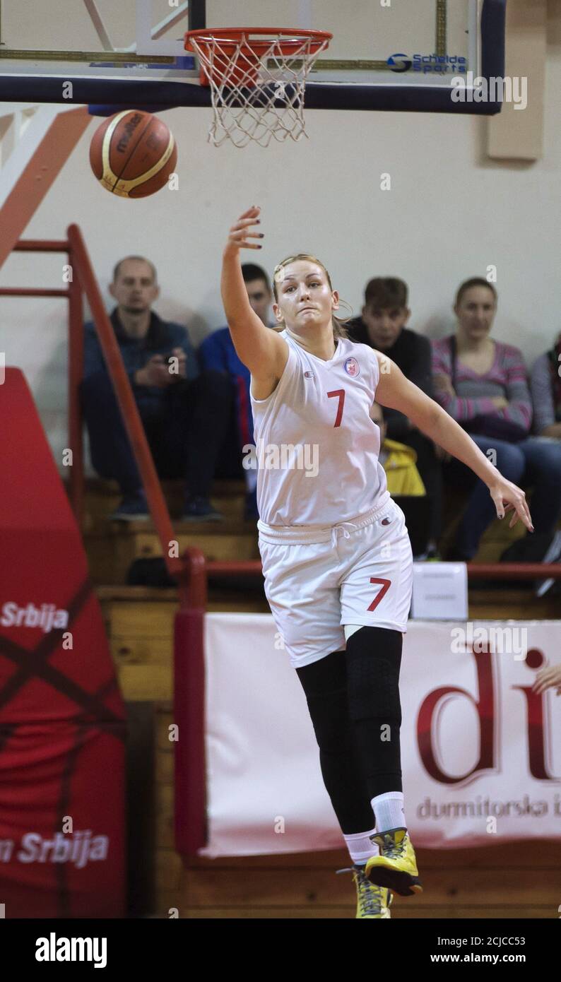 Natasa Kovacevic de Red Star Belgrade en action pendant le match serbe de  la ligue de basket-ball des femmes contre l'étudiant NIS à Belgrade, Serbie,  11 novembre 2015. Bien qu'elle ait besoin