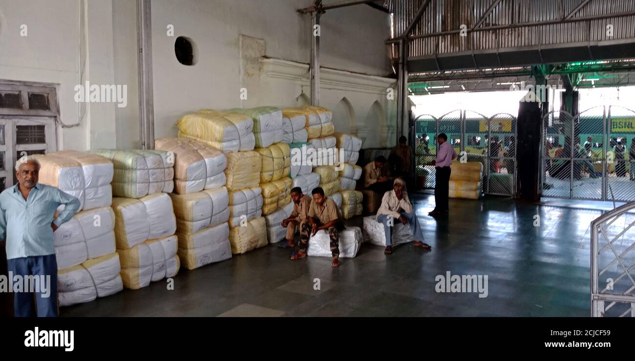 DISTRICT KATNI, INDE - 16 SEPTEMBRE 2019 : colis de marchandises arrangé à la plate-forme de la gare pour le transport. Banque D'Images