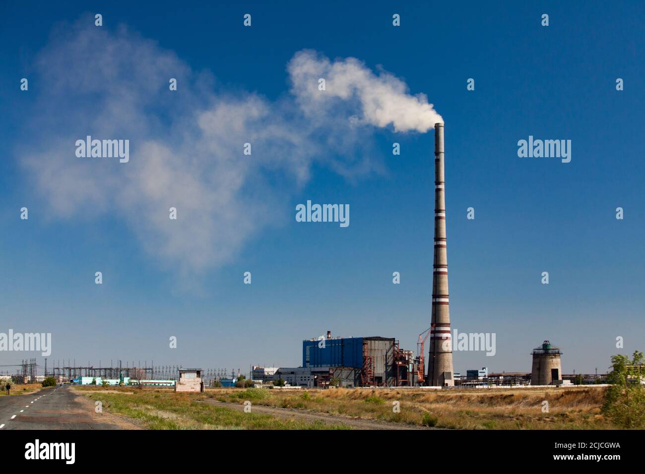 Vue panoramique de la centrale électrique d'Ekibastuz, Kazakhstan. Vapeur blanche de cheminée de plante sur ciel bleu. Banque D'Images
