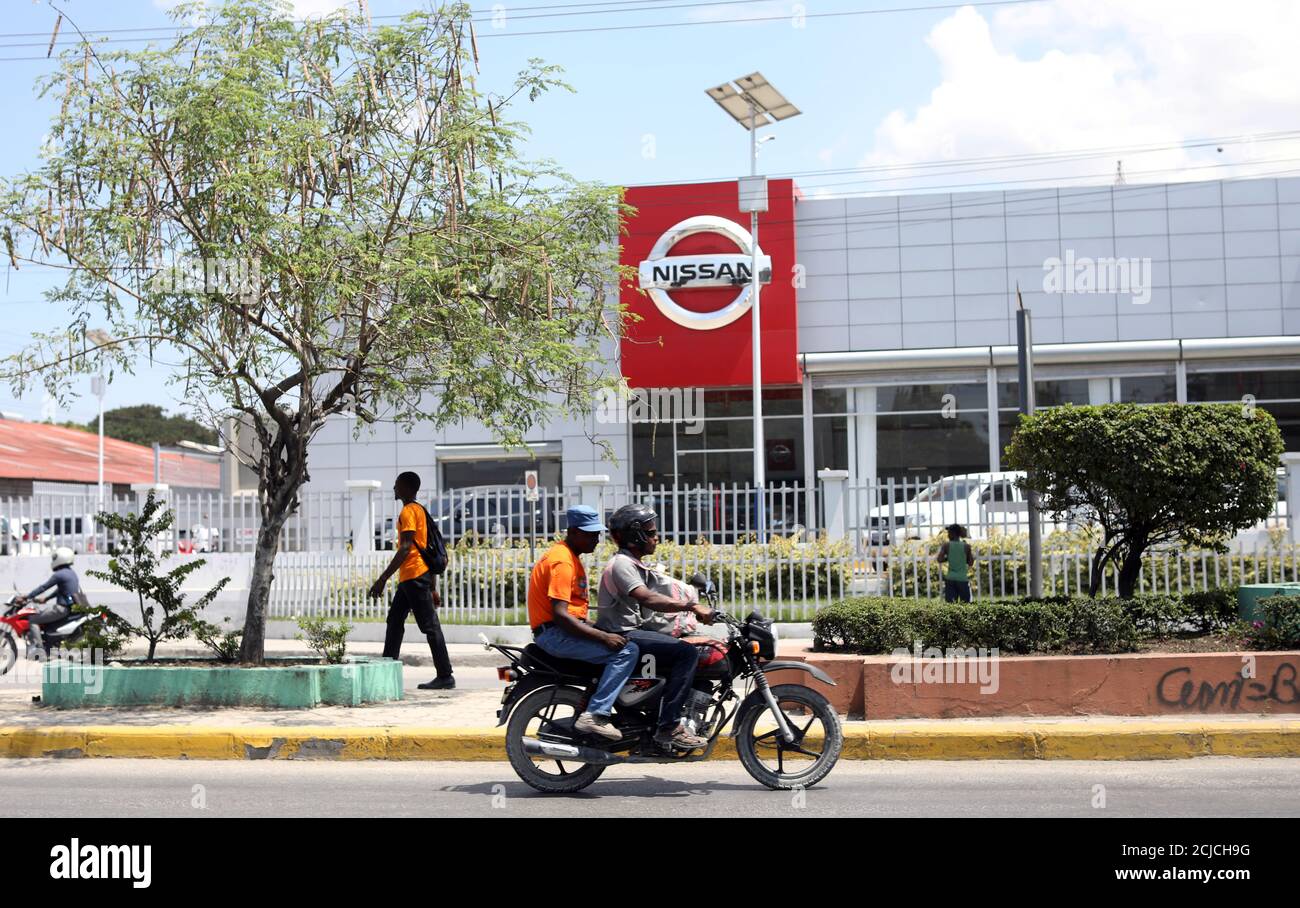 Une moto passe devant un magasin de voitures Nissan à Port-au-Prince, en  Haïti, le 10 avril 2019. REUTERS/Andres Martinez Casares Photo Stock - Alamy