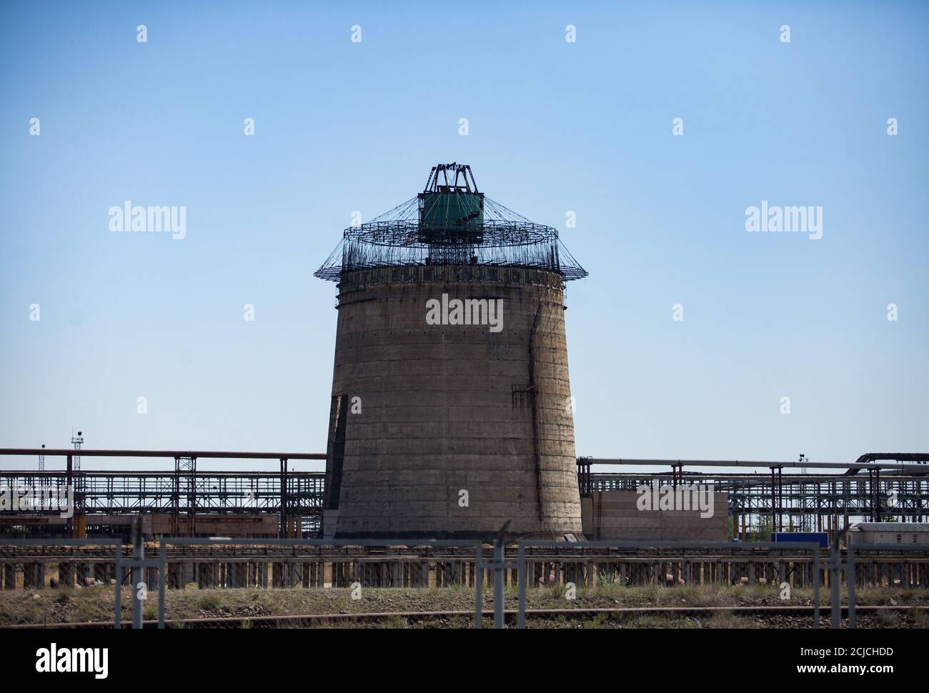 Centrale électrique. Développement d'une nouvelle cheminée d'usine. Construction en acier et béton de renfort. Ekibastuz, Kazakhstan. Banque D'Images