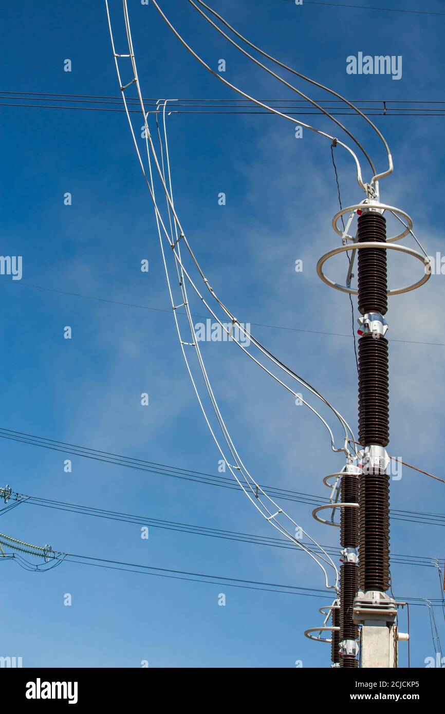 Power House. Isolateurs (isolateurs) et fils (câbles) de sous-station de transformateur sur ciel bleu. Équipement haute tension. Gros plan. Banque D'Images