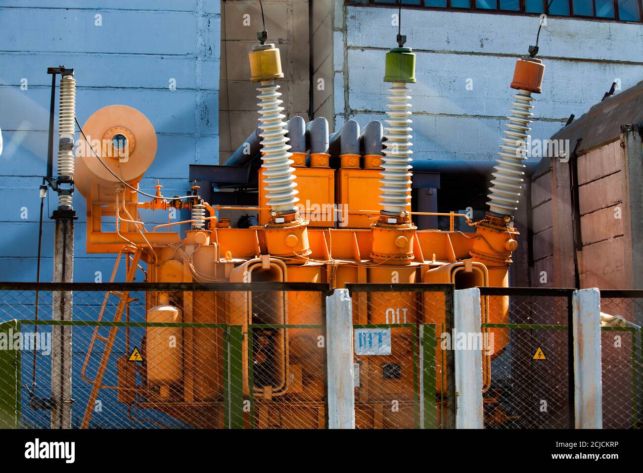 Centrale électrique. Transformateur de puissance orange sur la sous-station électrique. Équipement haute tension Banque D'Images