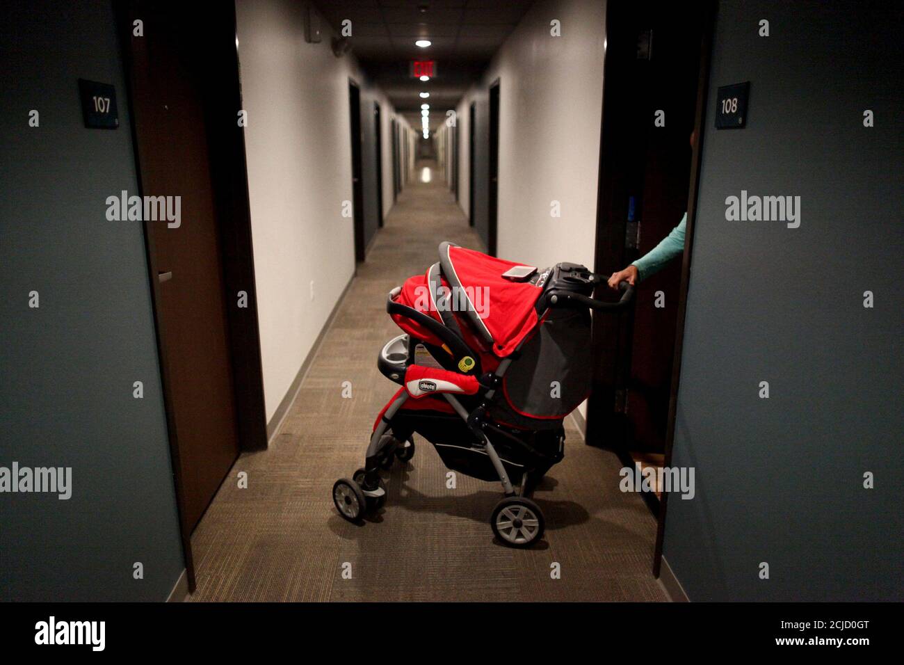 Puerto Rican Debora Oquendo 43 Ans Pousse Son Bebe Dans Un Hall D Hotel Ou Elle Vit Avec Sa Fille De 10 Mois A Orlando Floride Etats Unis Le 12 Decembre 17 Oquendo Et