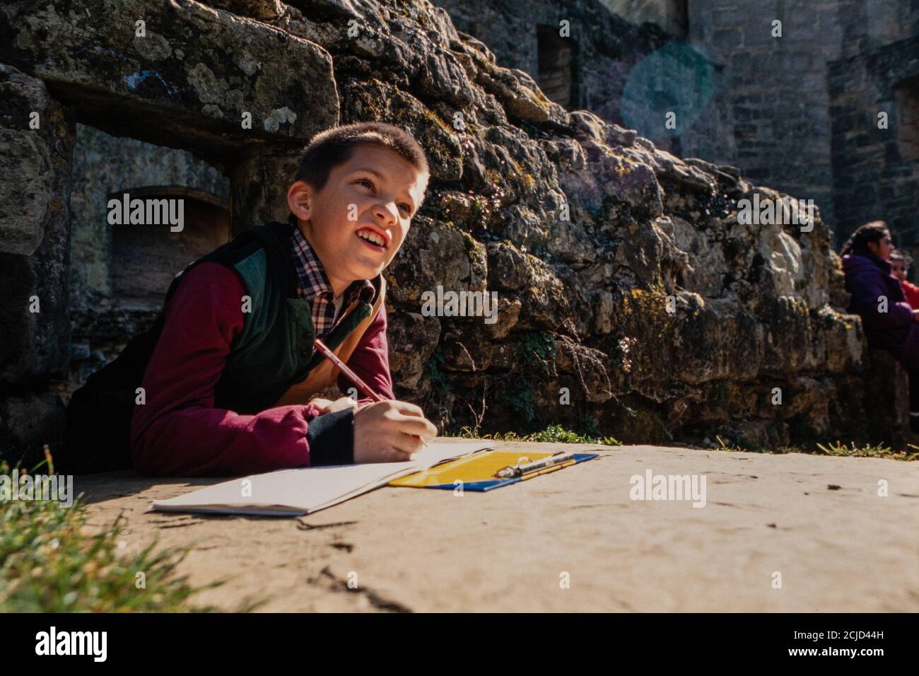 Groupe scolaire de la septième année 7 de l'école de Benbush Midle lors d'une visite éducative au château de Bodiam dans le Kent. 19 mars 1993. Photo: Neil Turner Banque D'Images