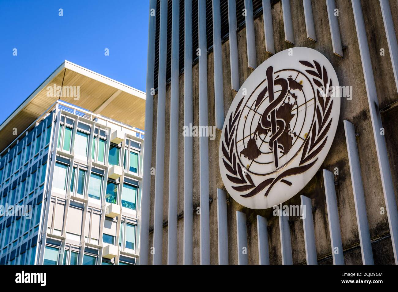 Signe de l'Organisation mondiale de la Santé (OMS), une agence des Nations Unies spécialisée dans la santé publique, à l'entrée de son siège à Genève, en Suisse. Banque D'Images