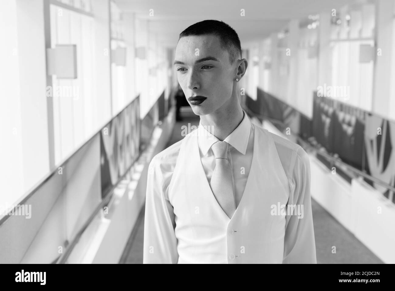 Jeune homme d'affaires androgyne beau explorant la ville Banque D'Images