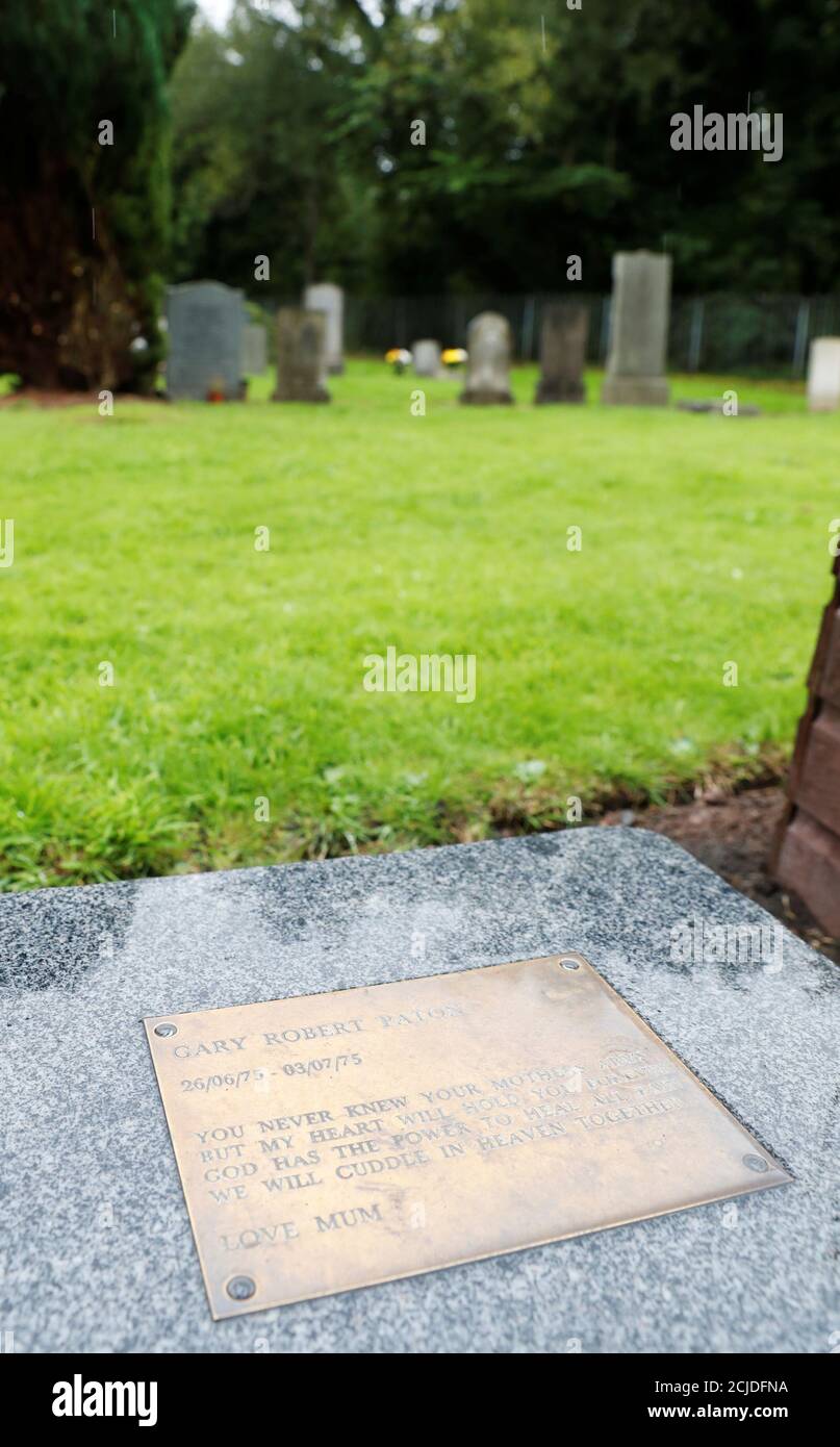 Une Plaque Est Visible Sur La Tombe Du Bebe Gary Robert Paton Au Cimetiere De Saughton A Edimbourg Ecosse Grande Bretagne Le 4 Septembre 17 Reuters Russell Cheyne Photo Stock Alamy