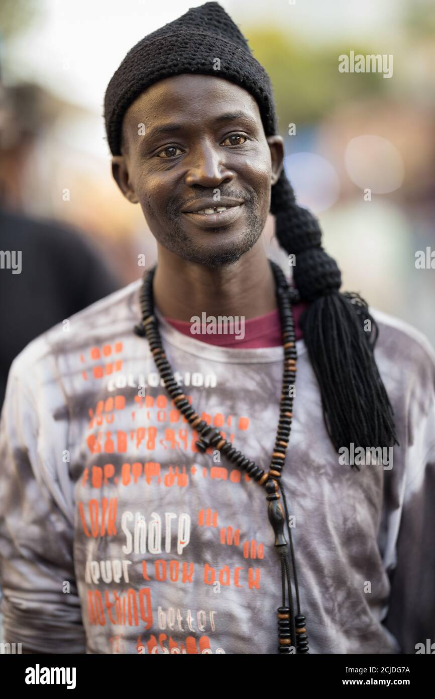 Un homme à marché Sandaga, plateau, Dakar, Sénégal Banque D'Images