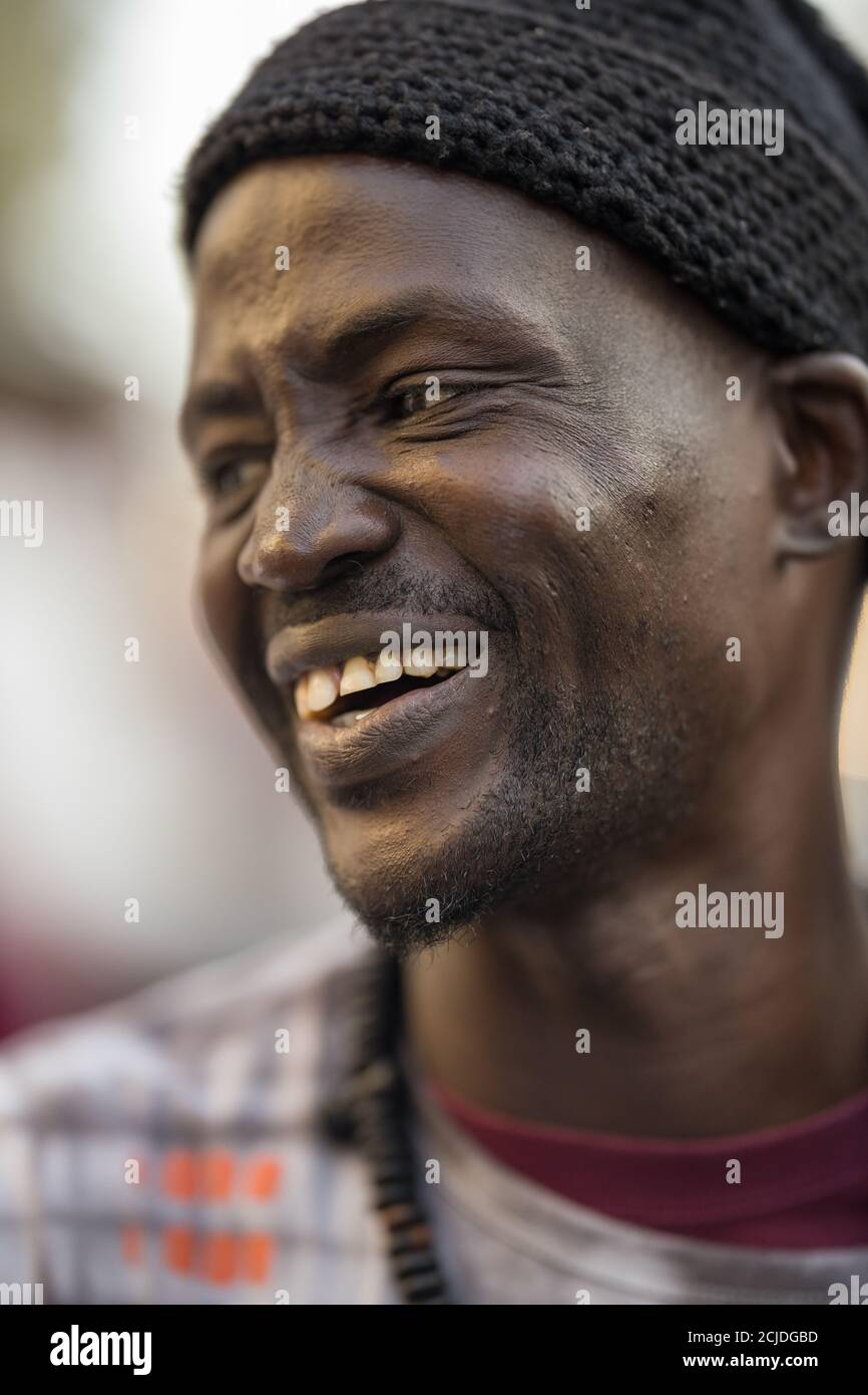 Un homme à marché Sandaga, Dakar, Sénégal Banque D'Images