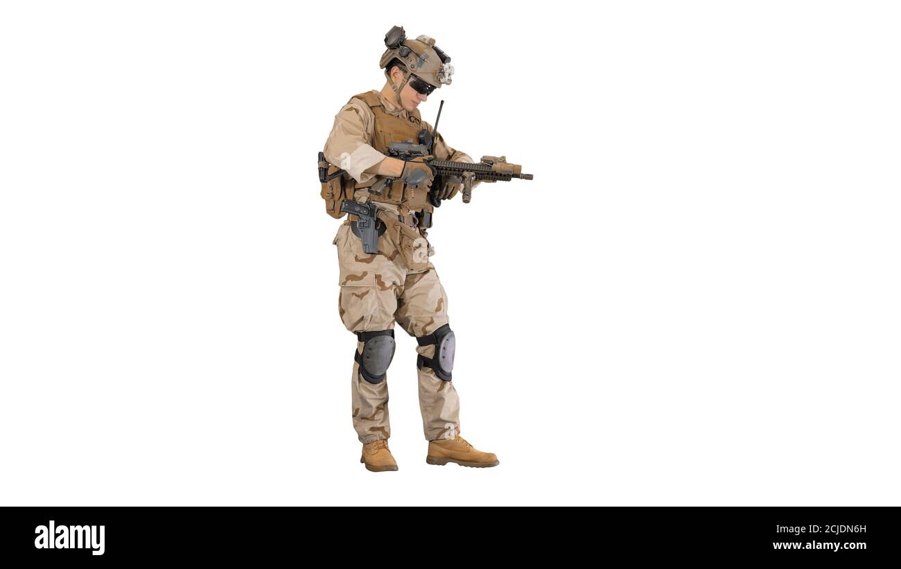 Soldat en équipement de camouflage vérifiant son uniforme et ses munitions o Banque D'Images