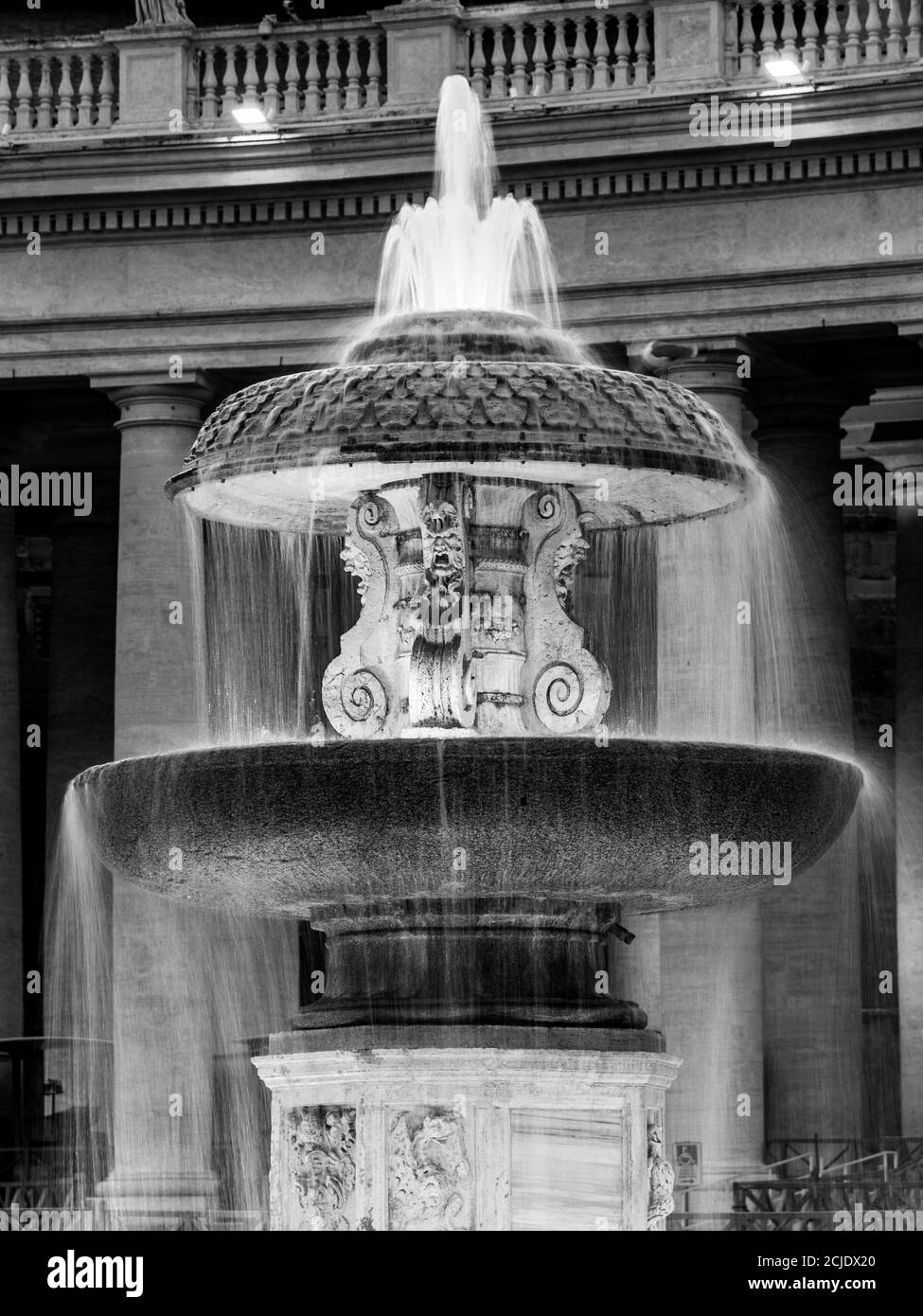 Fontaine Bernini illuminée à la basilique Saint-Pierre le soir, au crépuscule. Place Saint-Pierre, Vatican. Image en noir et blanc. Banque D'Images