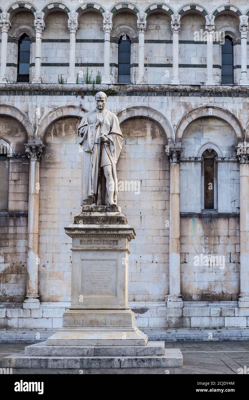 Lucca, Italie - 9 juillet 2017 : vue de la statue de Francesco Burlamacchi sur la Piazza San Michele, dans la vieille ville de Lucca Banque D'Images