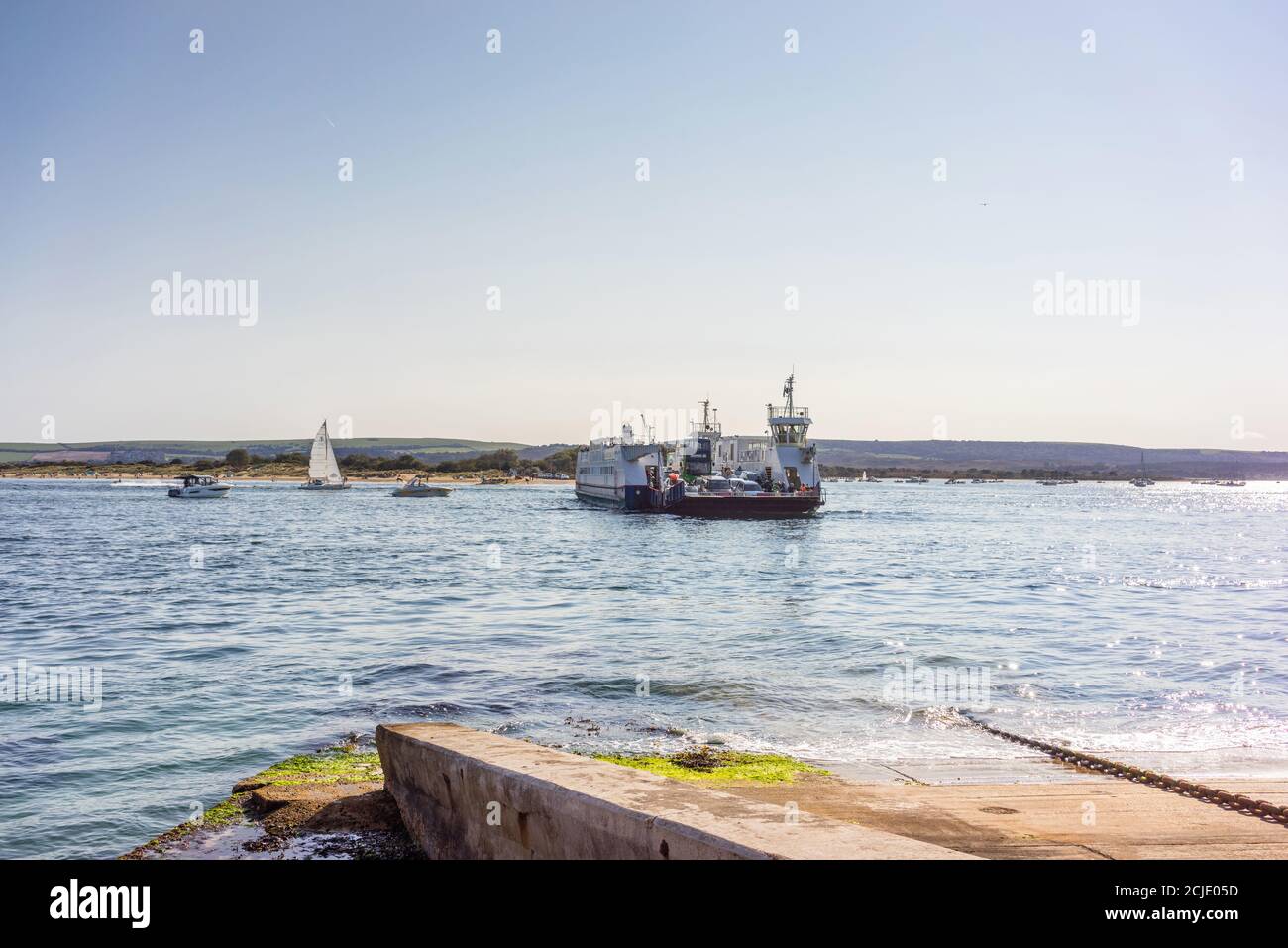 La chaîne de ferry « Bramble Bush Bay » qui relie Poole à Swanage arrivant à Sandbanks pendant l'été 2020, Dorset, Angleterre, Royaume-Uni Banque D'Images La chaîne de ferry « Bramble Bush Bay » qui relie Poole à Swanage arrivant à Sandbanks pendant l'été 2020, Dorset, Angleterre, Royaume-Uni Banque D'Images