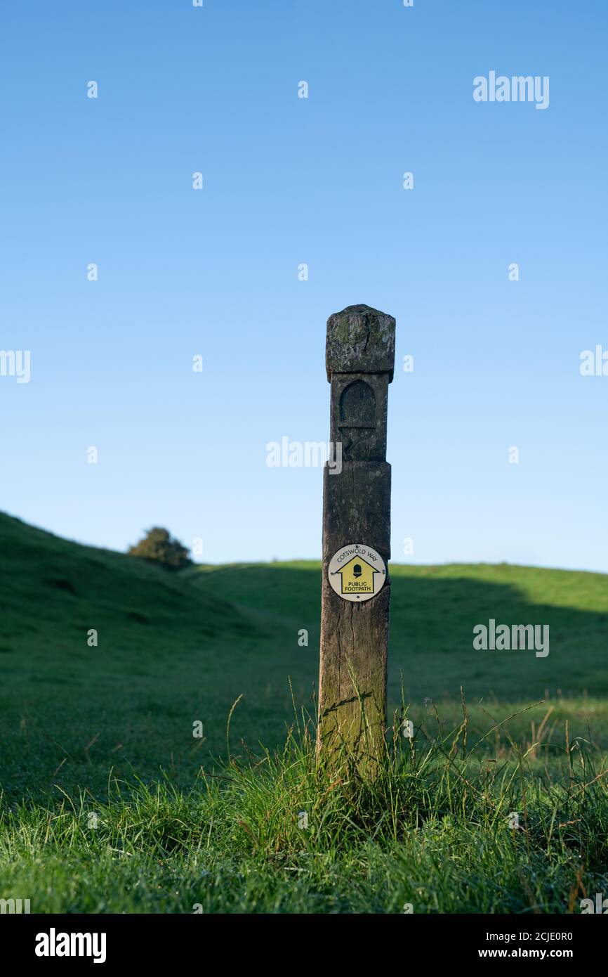 Panneau Cotswold Way dans la lumière du soleil tôt le matin le long de la cotswold Way. Broadway, Cotswolds, Worcestershire, Angleterre Banque D'Images
