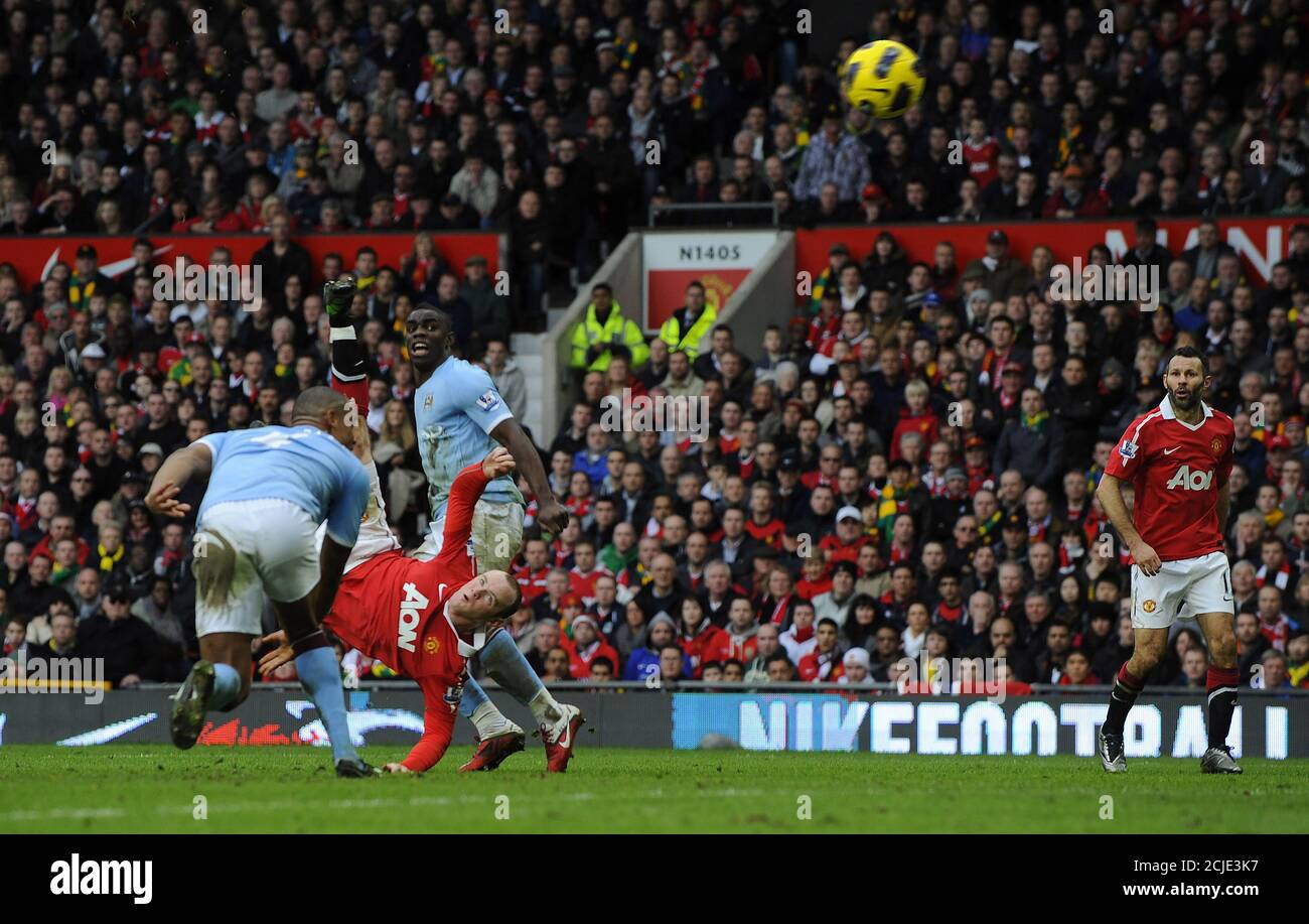 Wayne Rooney a fait un incroyable coup de pied en hauteur. Manchester United contre Manchester City. Première League, Old Trafford. 12/2/2011 PHOTO: MARK PAIN / ALAMY Banque D'Images