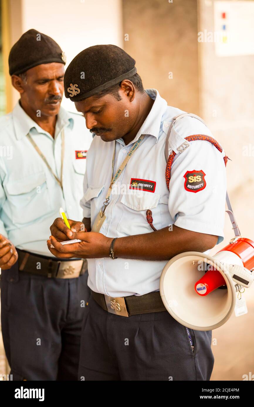 PUDUCHERRY, INDE - MARS Circa, 2020. Deux policiers indiens vérifient l'entrée à l'hôpital, en écrivant les noms de famille dans le livre. Banque D'Images