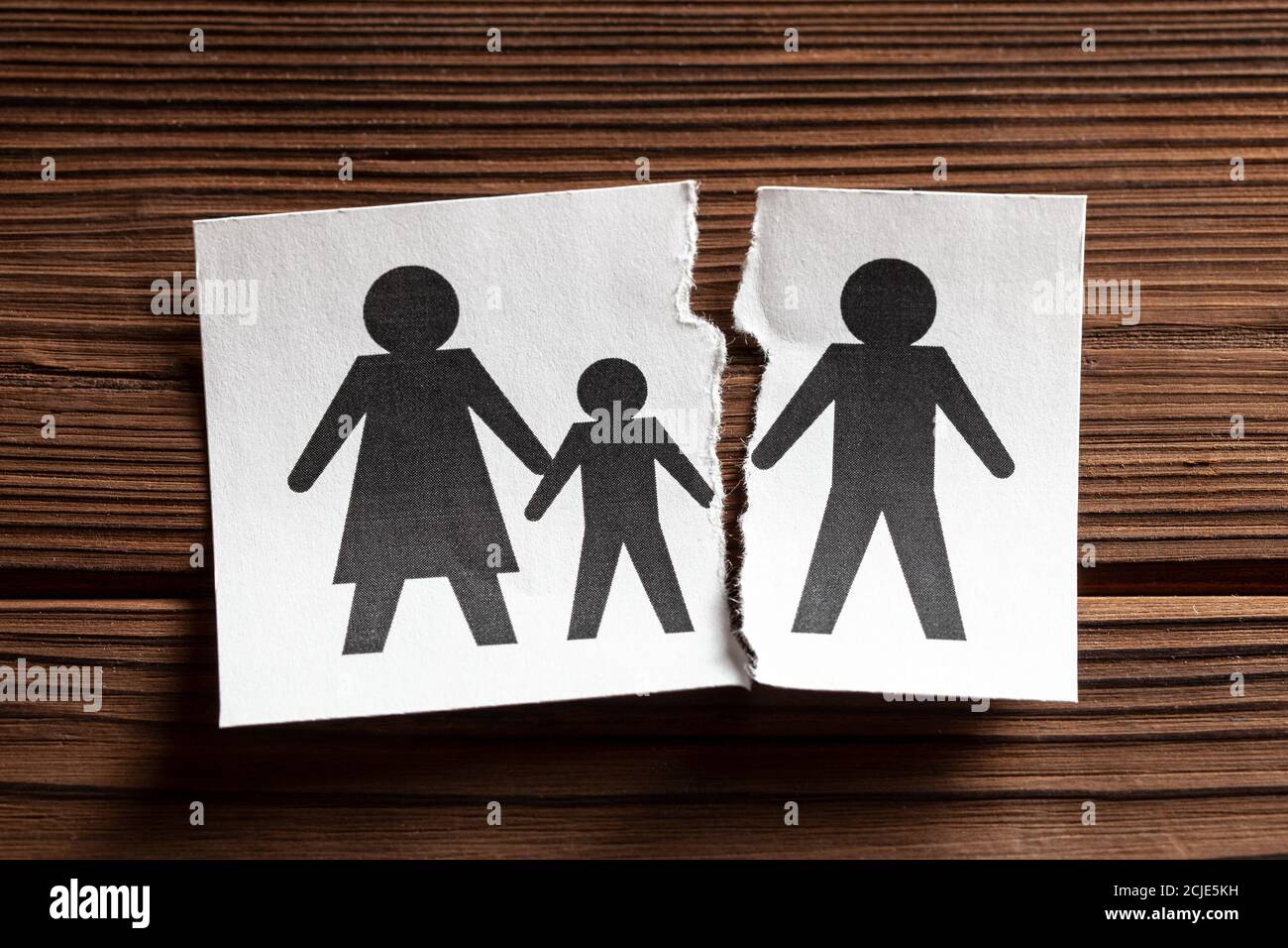 Rompre les relations. Divorce dans la famille. L'homme a quitté la famille avec des enfants. Le papier est déchiré en deux avec le symbole de l'homme et de la femme avec l'enfant. Banque D'Images