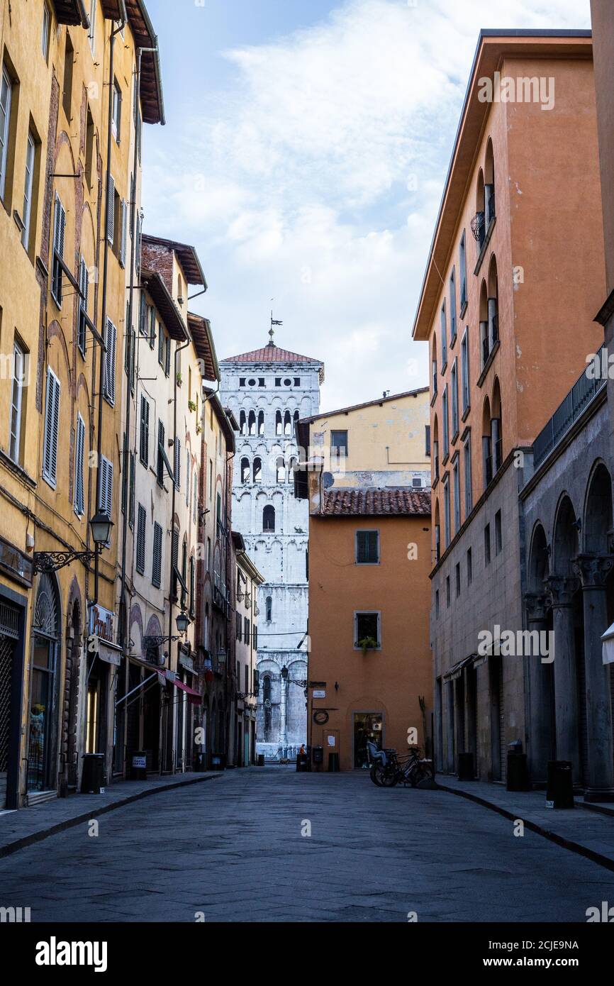 Lucca, Italie - 9 juillet 2017: Vue de la vieille ville de Lucques avec San Michele dans l'église de Foro en arrière-plan Banque D'Images