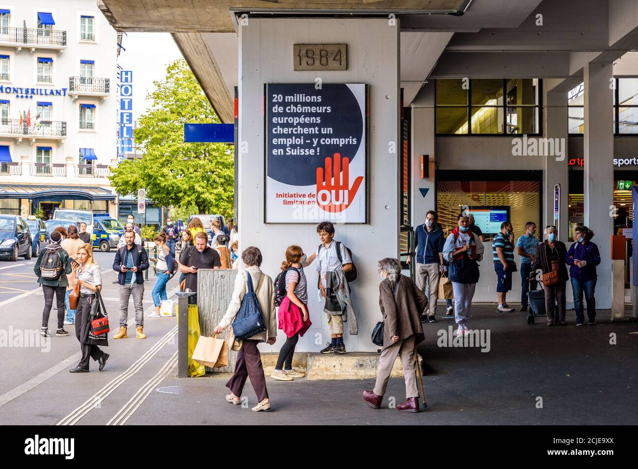 Une affiche référendaire pour le vote d'immigration du 20 septembre 2020 est affichée sur un pilier de la gare de Cornavin à Genève, en Suisse. Banque D'Images