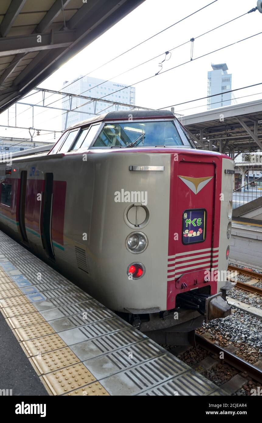 Un train de la série 381 (381系, 381-kei) à la gare de Kurashiki. Banque D'Images