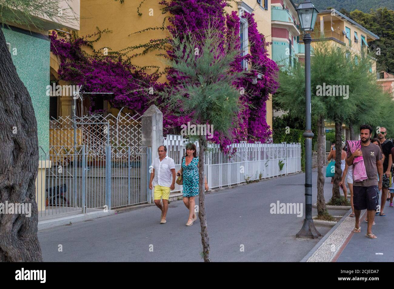 Monterosso al Mare, Italie - 8 juillet 2017 : vue des touristes à Monterosso al Mare, un jour d'été Banque D'Images