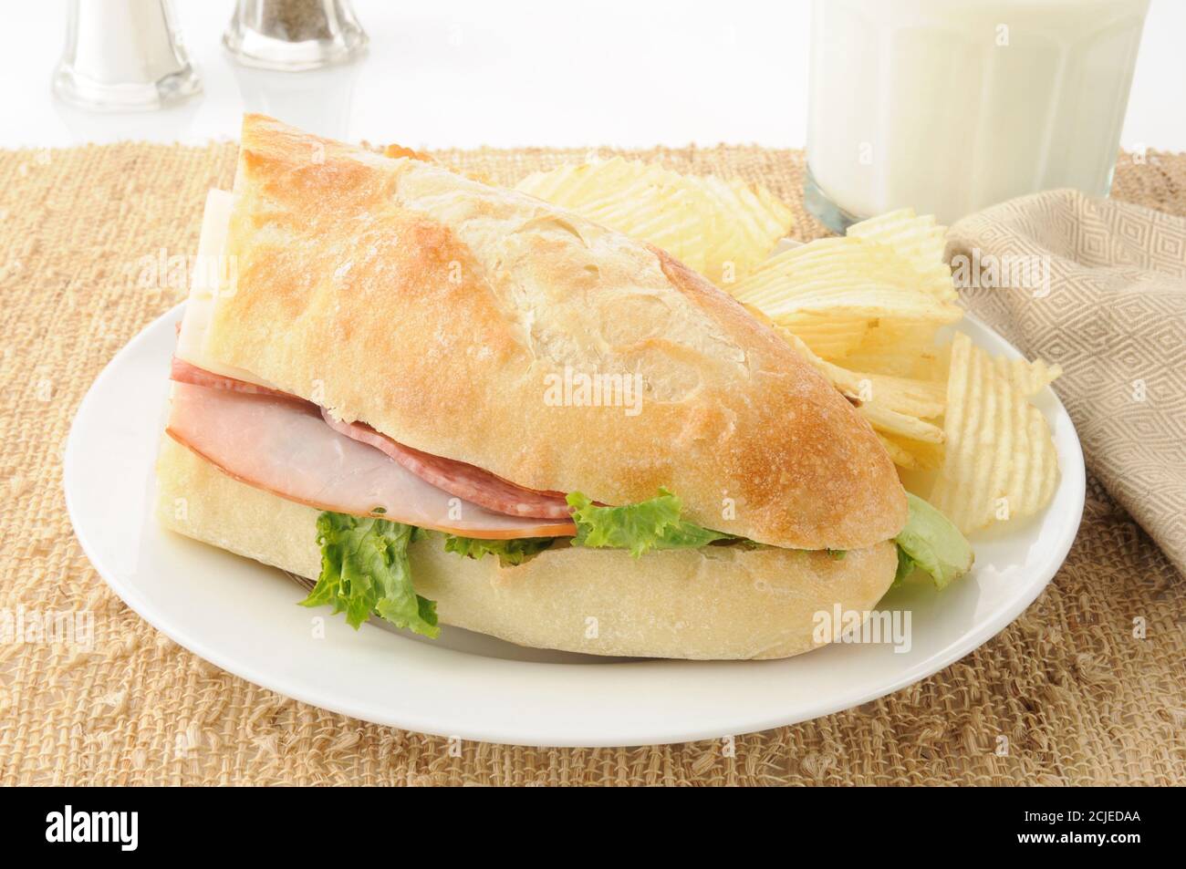 Un sandwich italien au jambon et au salami sur du pain de ciabatta Banque D'Images