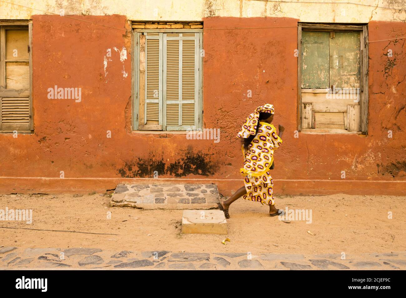 Une femme passant par, l'île de Gorée, Dakar, Sénégal Banque D'Images