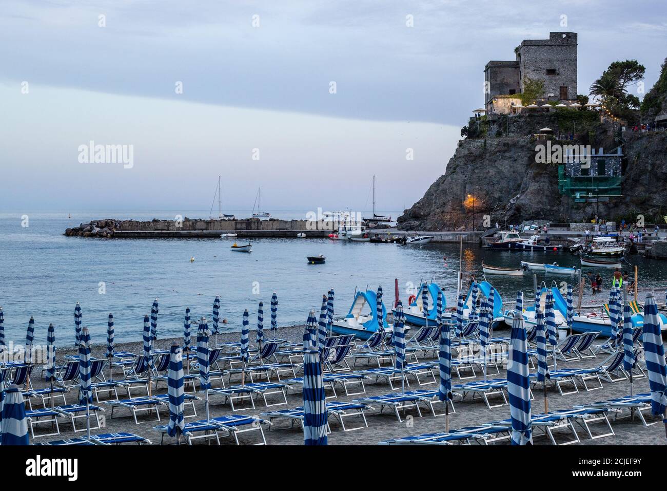 Monterosso al Mare, Italie - 8 juillet 2017 : vue sur la plage et le port de Monterosso al Mare au coucher du soleil Banque D'Images