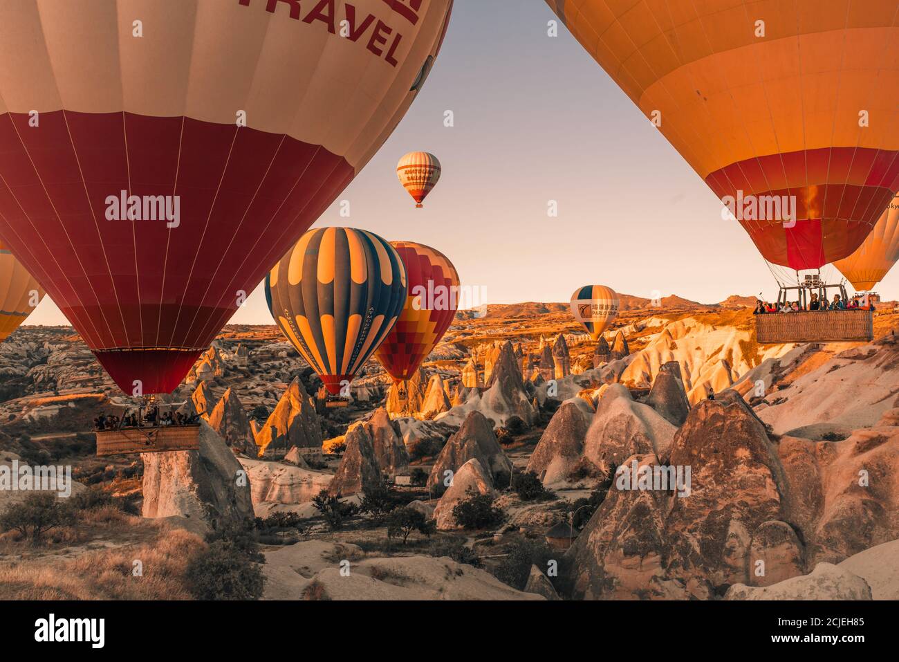 Cappadoce / Turquie - 14 septembre 2020: Ballons d'air chaud et paysage de roche au lever du soleil à Goreme, Cappadoce, Turquie Banque D'Images