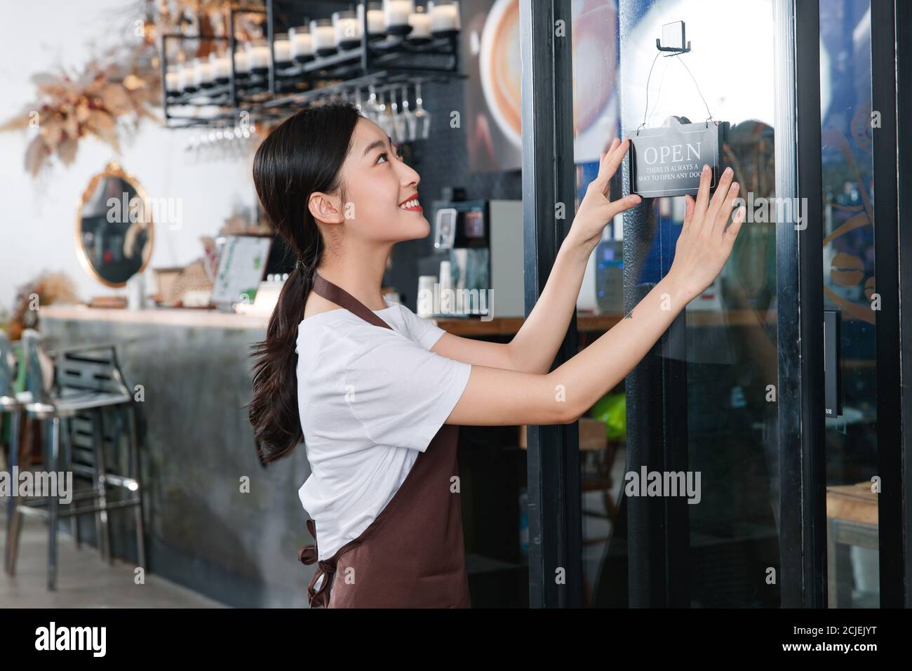 Une serveuse dans un café Banque D'Images