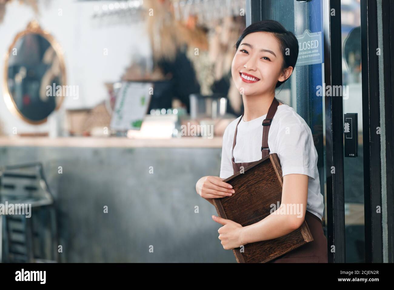 Il y a un plateau de préposé au café Banque D'Images