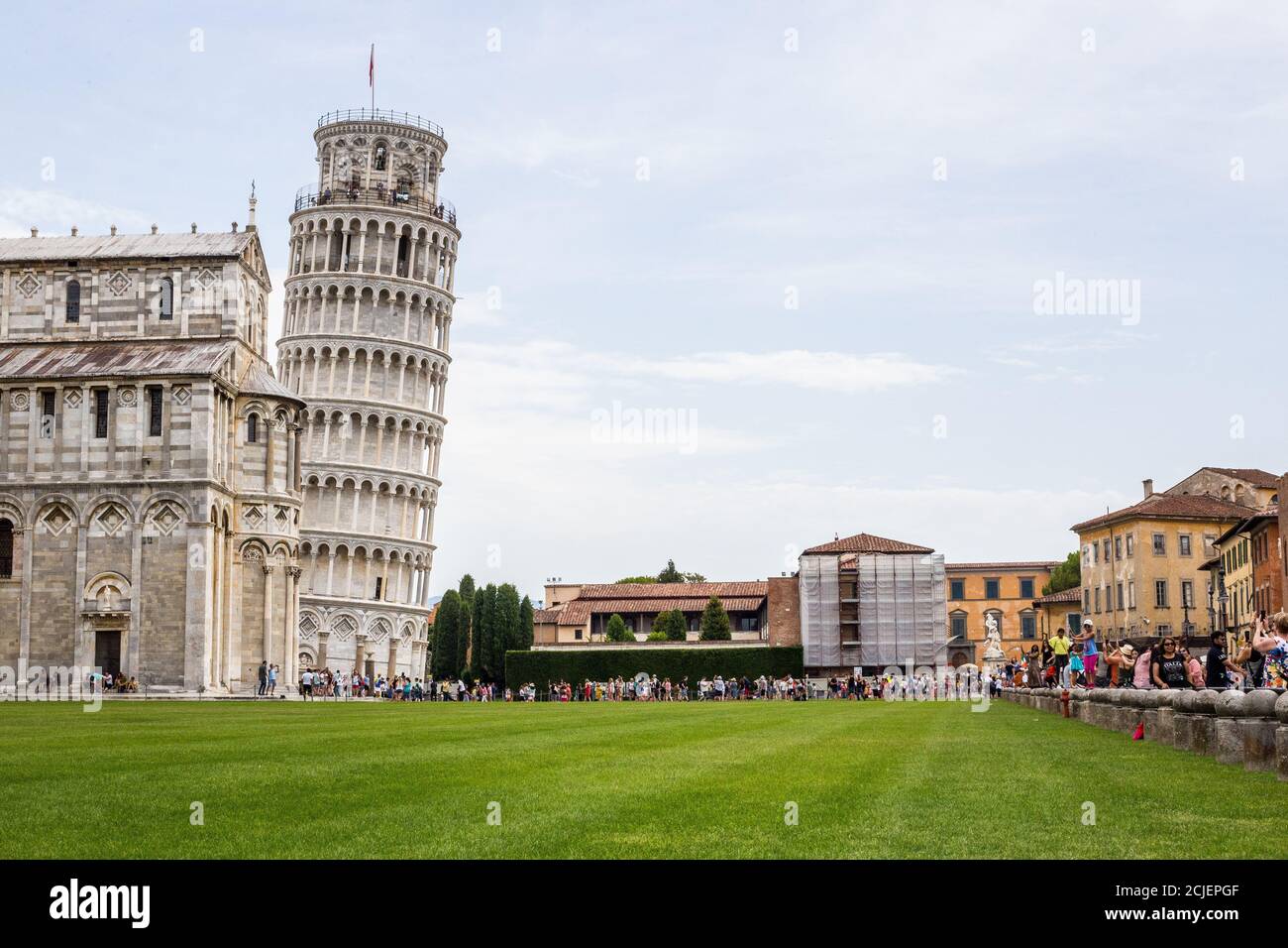 Pise, Italie - 9 juillet 2017 : vue sur les touristes, la cathédrale de Pise et la Tour penchée sur la Piazza dei Miracoli Banque D'Images