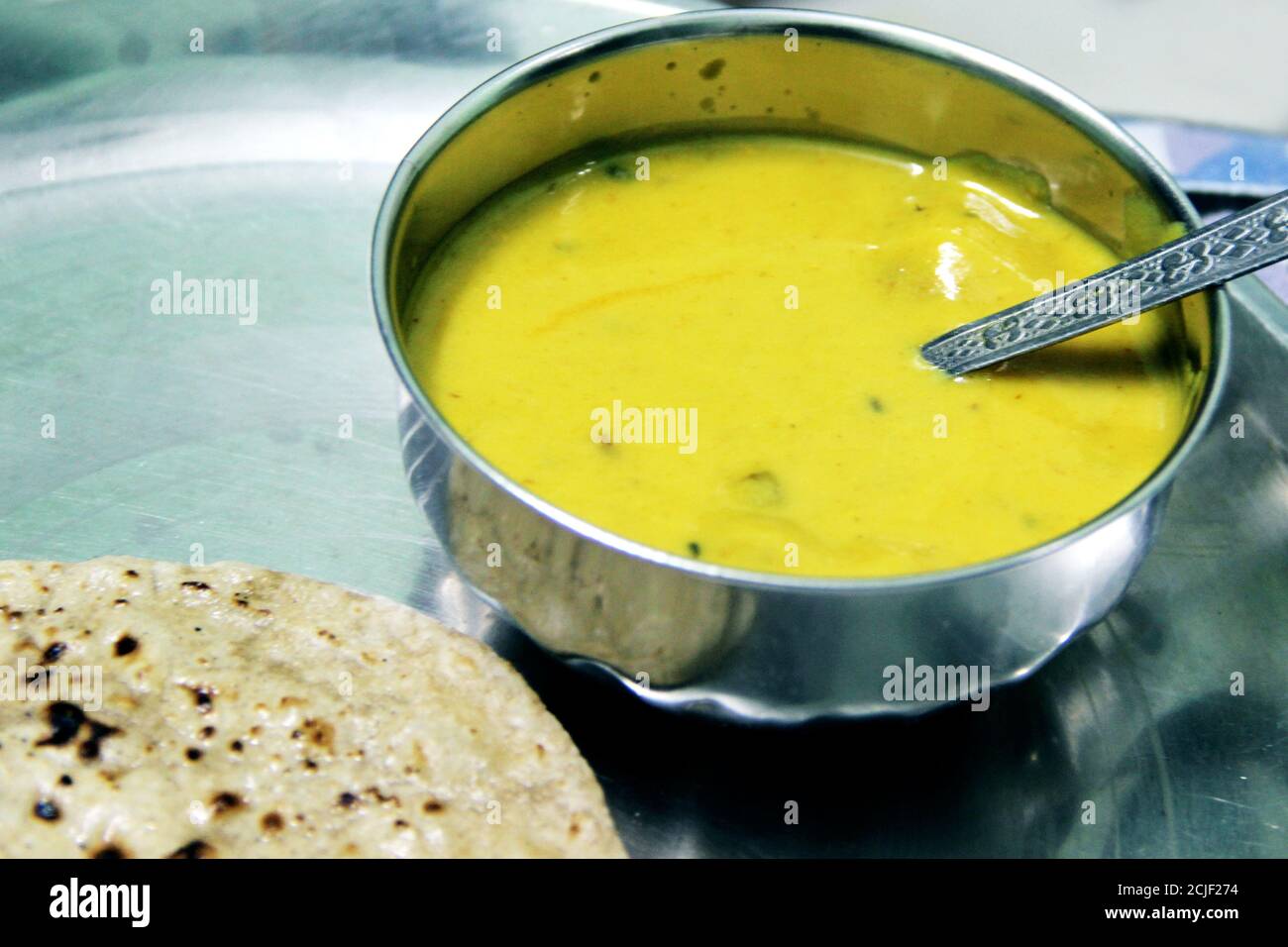 Cuisine indienne Kadhi - Curry végétarien à base de lait de beurre et de farine de poulet. Servi dans un bol Banque D'Images