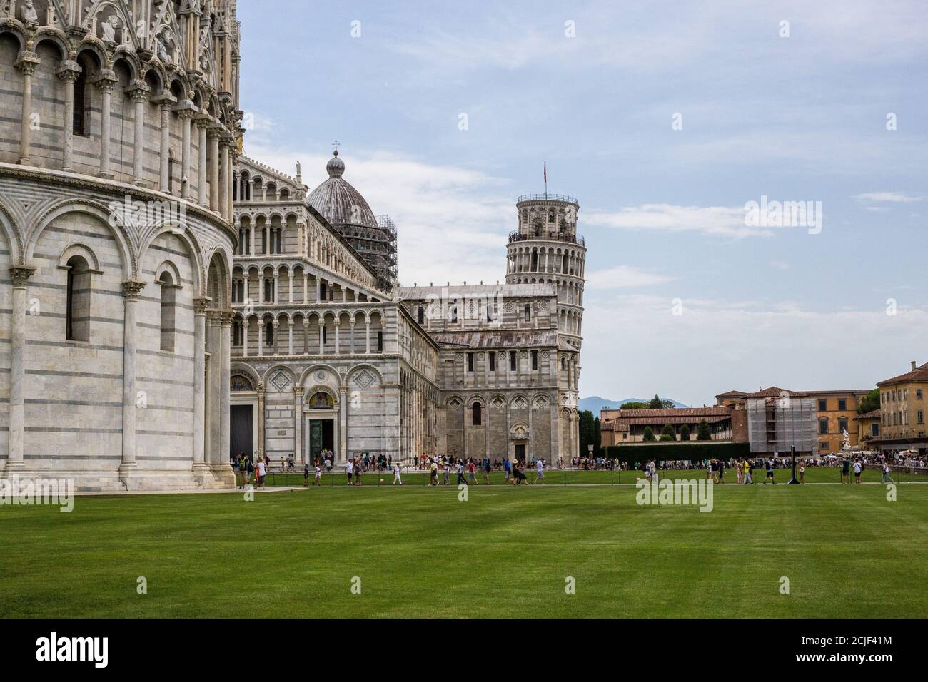 Pise, Italie - 9 juillet 2017: Vue des touristes, Baptistère de San Giovanni, Cathédrale de Pise et Tour penchée de Pise sur la Piazza dei Miracoli Banque D'Images